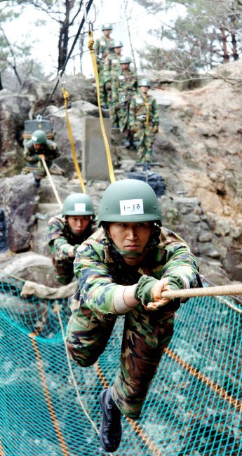 Lính Hàn Quốc huấn luyện leo núi